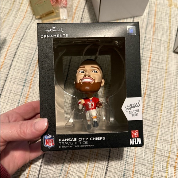 Hallmark NFL Collectible Ornament Kansas City Chiefs Travis Kelce - Picture 1 of 4
